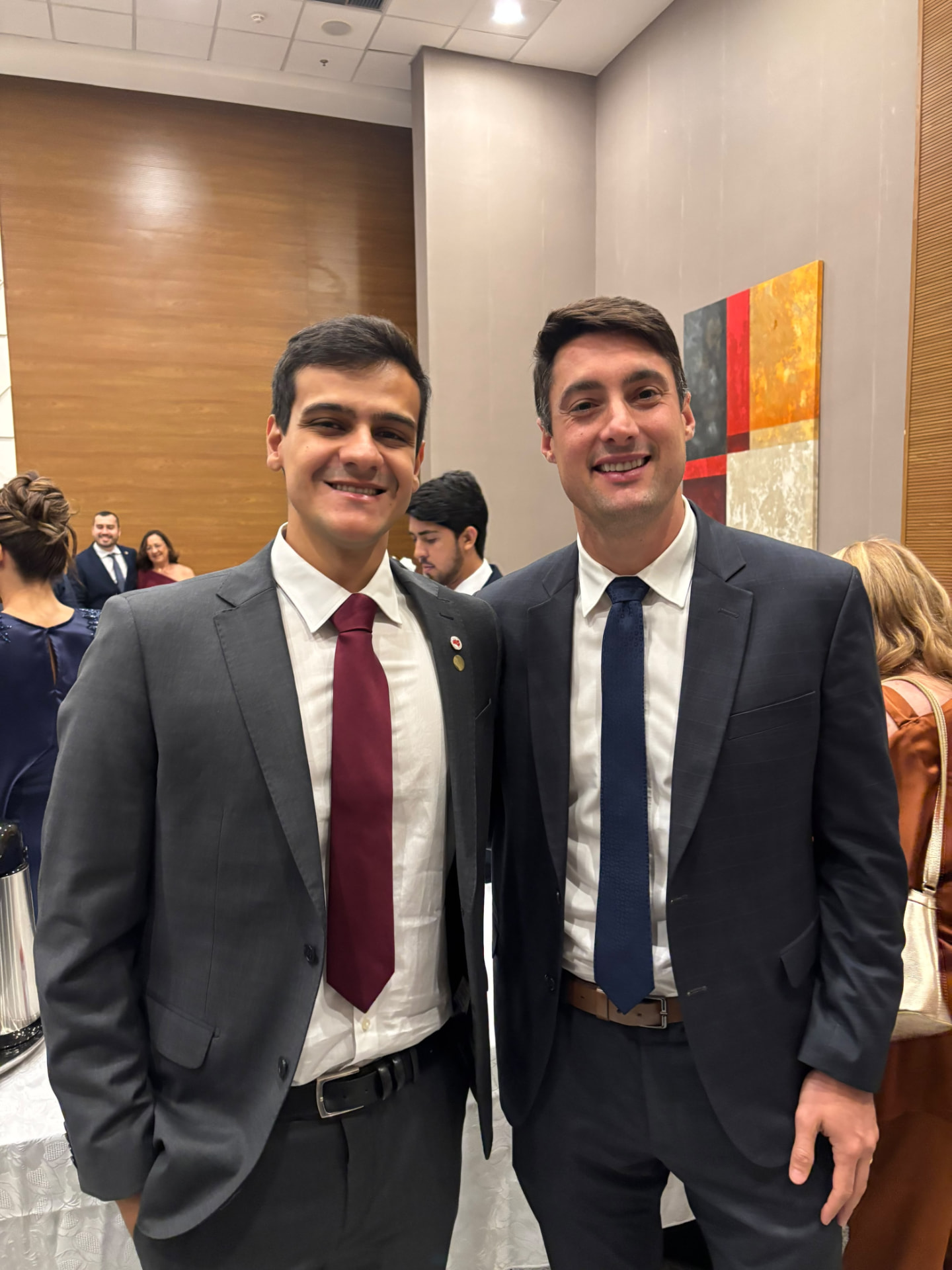 Rodrigo Medeiros ao lado de aprovado na cerimônia de posse da AGU