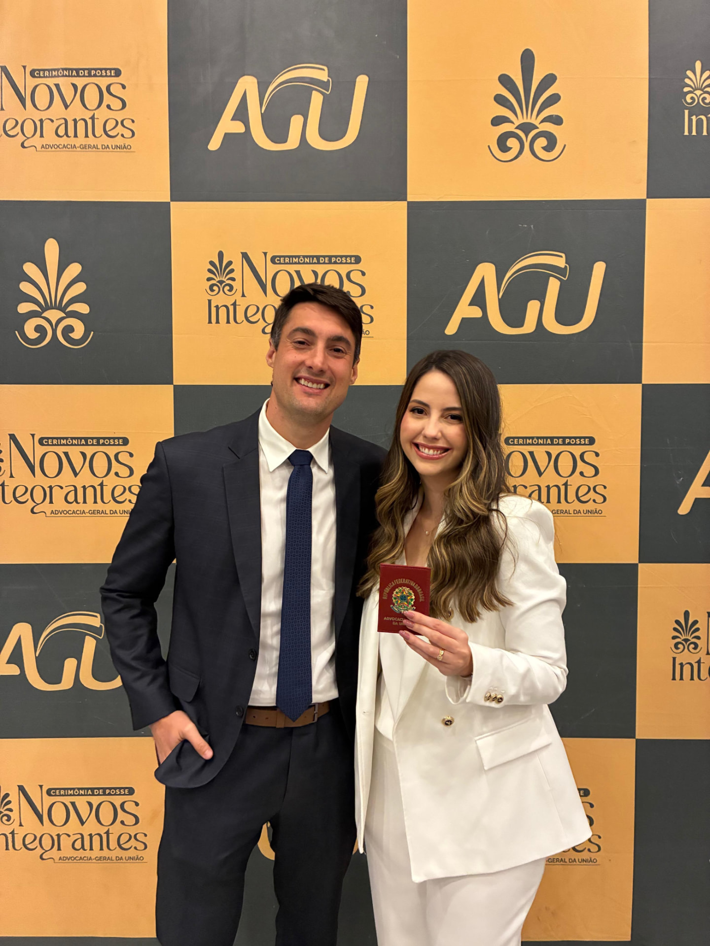Rodrigo Medeiros ao lado de aprovada na cerimônia de posse da AGU