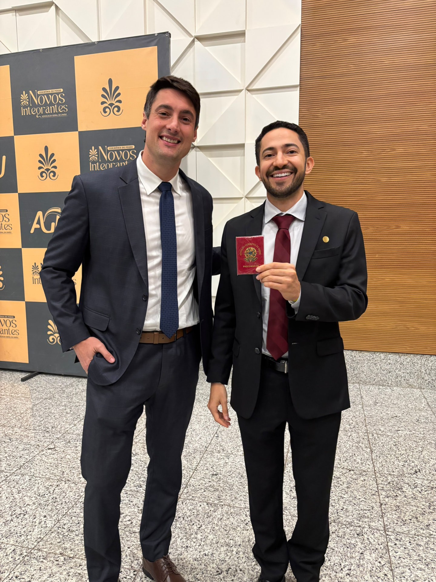 Rodrigo Medeiros ao lado de aprovado em evento de posse da AGU